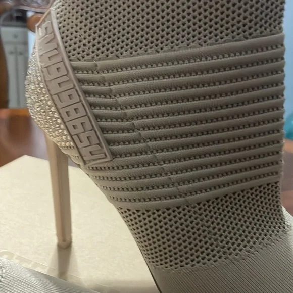 Brand new. Never worn - Picture 3 of 6